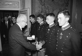 Incontro con una delegazione di allievi dell'Accademia militare di Modena, in servizio di Guardia d'Onore al Palazzo del Quirinale