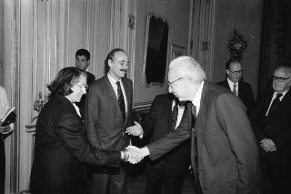 Alexander King, presidente del Club di Roma, con alcuni esponenti del sodalizio