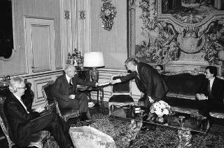 Vittorio Emiliani e Nando Tasciotti, con l'editore Vito Laterza, per presentare il volume La crisi dei comuni