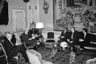 Vittorio Emiliani e Nando Tasciotti, con l'editore Vito Laterza, per presentare il volume La crisi dei comuni