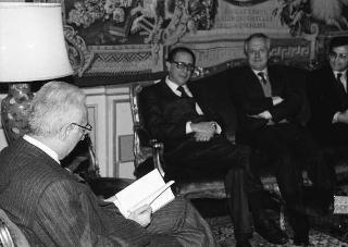 Vittorio Emiliani e Nando Tasciotti, con l'editore Vito Laterza, per presentare il volume La crisi dei comuni