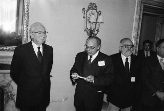 Il Presidente della Repubblica Francesco Cossiga riceve con i partecipanti al Convegno di studi sul bimillenario della consecratio dell'Ara Pacis