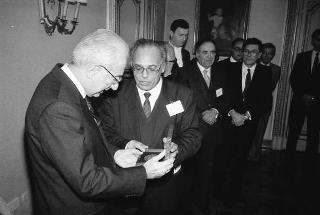 Il Presidente della Repubblica Francesco Cossiga riceve con i partecipanti al Convegno di studi sul bimillenario della consecratio dell'Ara Pacis