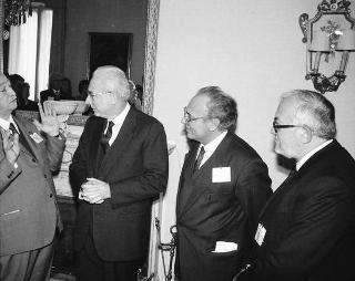Il Presidente della Repubblica Francesco Cossiga riceve con i partecipanti al Convegno di studi sul bimillenario della consecratio dell'Ara Pacis
