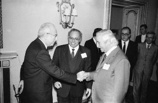 Il Presidente della Repubblica Francesco Cossiga riceve con i partecipanti al Convegno di studi sul bimillenario della consecratio dell'Ara Pacis