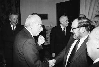 Il Presidente della Repubblica Francesco Cossiga riceve l'on.Gianni De Michelis, vice presidente del Consiglio dei Ministri, con l'on.Franco Carraro, ministro del turismo e dello spettacolo, e l'on. Vincenza Bono Parrino, ministro per i beni culturali e ambientali, gli esponenti dell'IBM Italia e gli autori del volume: "Le Isole del Tesoro" per presentare l'opera