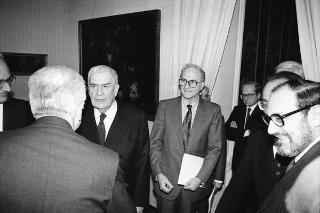 Il Presidente della Repubblica Francesco Cossiga riceve l'on.Gianni De Michelis, vice presidente del Consiglio dei Ministri, con l'on.Franco Carraro, ministro del turismo e dello spettacolo, e l'on. Vincenza Bono Parrino, ministro per i beni culturali e ambientali, gli esponenti dell'IBM Italia e gli autori del volume: "Le Isole del Tesoro" per presentare l'opera