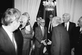 Il Presidente della Repubblica Francesco Cossiga riceve l'on.Gianni De Michelis, vice presidente del Consiglio dei Ministri, con l'on.Franco Carraro, ministro del turismo e dello spettacolo, e l'on. Vincenza Bono Parrino, ministro per i beni culturali e ambientali, gli esponenti dell'IBM Italia e gli autori del volume: "Le Isole del Tesoro" per presentare l'opera