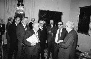 Il Presidente della Repubblica Francesco Cossiga riceve l'on.Gianni De Michelis, vice presidente del Consiglio dei Ministri, con l'on.Franco Carraro, ministro del turismo e dello spettacolo, e l'on. Vincenza Bono Parrino, ministro per i beni culturali e ambientali, gli esponenti dell'IBM Italia e gli autori del volume: "Le Isole del Tesoro" per presentare l'opera