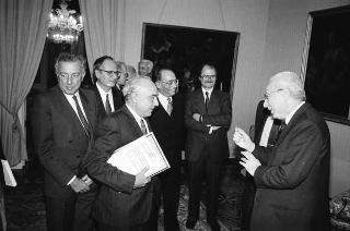 Il Presidente della Repubblica Francesco Cossiga riceve l'on.Gianni De Michelis, vice presidente del Consiglio dei Ministri, con l'on.Franco Carraro, ministro del turismo e dello spettacolo, e l'on. Vincenza Bono Parrino, ministro per i beni culturali e ambientali, gli esponenti dell'IBM Italia e gli autori del volume: "Le Isole del Tesoro" per presentare l'opera