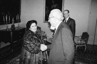 Il Presidente della Repubblica Francesco Cossiga riceve l'on.Gianni De Michelis, vice presidente del Consiglio dei Ministri, con l'on.Franco Carraro, ministro del turismo e dello spettacolo, e l'on. Vincenza Bono Parrino, ministro per i beni culturali e ambientali, gli esponenti dell'IBM Italia e gli autori del volume: "Le Isole del Tesoro" per presentare l'opera