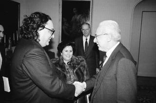 Il Presidente della Repubblica Francesco Cossiga riceve l'on.Gianni De Michelis, vice presidente del Consiglio dei Ministri, con l'on.Franco Carraro, ministro del turismo e dello spettacolo, e l'on. Vincenza Bono Parrino, ministro per i beni culturali e ambientali, gli esponenti dell'IBM Italia e gli autori del volume: "Le Isole del Tesoro" per presentare l'opera