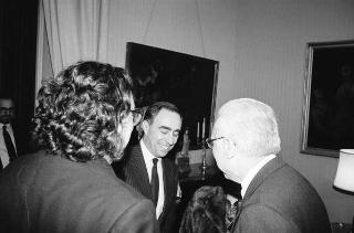 Il Presidente della Repubblica Francesco Cossiga riceve l'on.Gianni De Michelis, vice presidente del Consiglio dei Ministri, con l'on.Franco Carraro, ministro del turismo e dello spettacolo, e l'on. Vincenza Bono Parrino, ministro per i beni culturali e ambientali, gli esponenti dell'IBM Italia e gli autori del volume: "Le Isole del Tesoro" per presentare l'opera