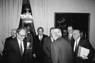Il Presidente della Repubblica Francesco Cossiga riceve l'on.Gianni De Michelis, vice presidente del Consiglio dei Ministri, con l'on.Franco Carraro, ministro del turismo e dello spettacolo, e l'on. Vincenza Bono Parrino, ministro per i beni culturali e ambientali, gli esponenti dell'IBM Italia e gli autori del volume: "Le Isole del Tesoro" per presentare l'opera
