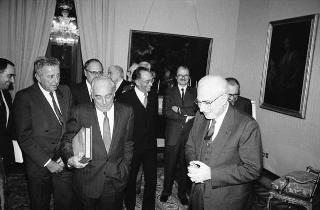 Il Presidente della Repubblica Francesco Cossiga riceve l'on.Gianni De Michelis, vice presidente del Consiglio dei Ministri, con l'on.Franco Carraro, ministro del turismo e dello spettacolo, e l'on. Vincenza Bono Parrino, ministro per i beni culturali e ambientali, gli esponenti dell'IBM Italia e gli autori del volume: "Le Isole del Tesoro" per presentare l'opera