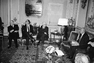 Il Presidente della Repubblica Francesco Cossiga riceve l'on.Gianni De Michelis, vice presidente del Consiglio dei Ministri, con l'on.Franco Carraro, ministro del turismo e dello spettacolo, e l'on. Vincenza Bono Parrino, ministro per i beni culturali e ambientali, gli esponenti dell'IBM Italia e gli autori del volume: "Le Isole del Tesoro" per presentare l'opera