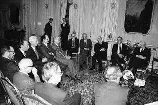 Il Presidente della Repubblica Francesco Cossiga riceve l'on.Gianni De Michelis, vice presidente del Consiglio dei Ministri, con l'on.Franco Carraro, ministro del turismo e dello spettacolo, e l'on. Vincenza Bono Parrino, ministro per i beni culturali e ambientali, gli esponenti dell'IBM Italia e gli autori del volume: "Le Isole del Tesoro" per presentare l'opera