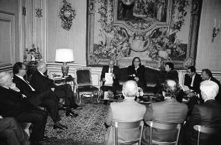 Il Presidente della Repubblica Francesco Cossiga riceve l'on.Gianni De Michelis, vice presidente del Consiglio dei Ministri, con l'on.Franco Carraro, ministro del turismo e dello spettacolo, e l'on. Vincenza Bono Parrino, ministro per i beni culturali e ambientali, gli esponenti dell'IBM Italia e gli autori del volume: "Le Isole del Tesoro" per presentare l'opera