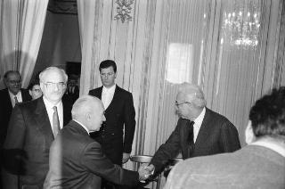 Il Presidente della Repubblica Francesco Cossiga riceve la visita Antigono Donati, presidente dell'Associazione amici dell'Accademia dei Lincei, con i componenti del Comitato direttivo e alcuni esponenti dell'Associazione