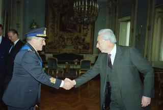 Il Presidente della Repubblica Francesco Cossiga riceve la visita del Generale di Squadra Aerea Giorgio Santucci, nuovo comandante della 2^ Regione aerea