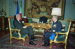 Il Presidente della Repubblica Francesco Cossiga riceve la visita del Generale di Squadra Aerea Giorgio Santucci, nuovo comandante della 2^ Regione aerea
