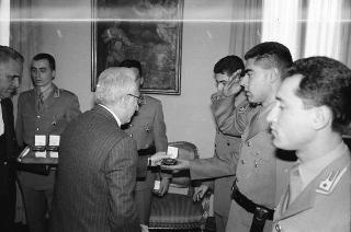 Incontro con una delegazione di allievi della Scuola sottufficiali della Guardia di Finanza, in servizio di Guardia d'Onore al Palazzo del Quirinale