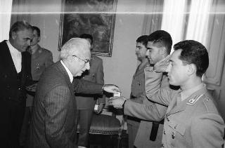 Incontro con una delegazione di allievi della Scuola sottufficiali della Guardia di Finanza, in servizio di Guardia d'Onore al Palazzo del Quirinale