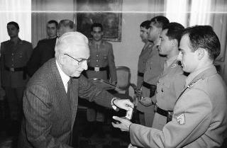 Incontro con una delegazione di allievi della Scuola sottufficiali della Guardia di Finanza, in servizio di Guardia d'Onore al Palazzo del Quirinale