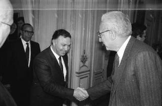 Il Presidente della Repubblica Francesco Cossiga riceve la visita dell'on. Ivo Butini, sottosegretario di Stato all'industria, commercio e artigianato, con Giacinto Urso, presidente dell'Amministrazione provinciale di Lecce, la giunta e i capigruppo consiliari