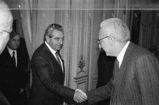 Il Presidente della Repubblica Francesco Cossiga riceve la visita dell'on. Ivo Butini, sottosegretario di Stato all'industria, commercio e artigianato, con Giacinto Urso, presidente dell'Amministrazione provinciale di Lecce, la giunta e i capigruppo consiliari