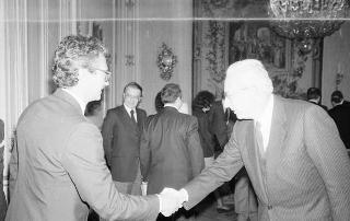 Il Presidente della Repubblica Francesco Cossiga riceve la visita Enrico Randone, presidente delle Assicurazioni Generali, con gli esponenti della Compagnia e una rappresentanza del Circolo nautico della Società