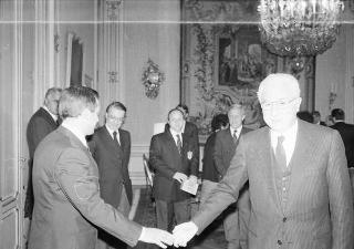 Il Presidente della Repubblica Francesco Cossiga riceve la visita Enrico Randone, presidente delle Assicurazioni Generali, con gli esponenti della Compagnia e una rappresentanza del Circolo nautico della Società