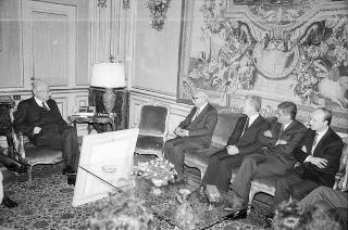 Il Presidente della Repubblica Francesco Cossiga riceve la visita Enrico Randone, presidente delle Assicurazioni Generali, con gli esponenti della Compagnia e una rappresentanza del Circolo nautico della Società