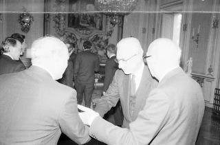 Il Presidente della Repubblica Francesco Cossiga riceve la visita Enrico Randone, presidente delle Assicurazioni Generali, con gli esponenti della Compagnia e una rappresentanza del Circolo nautico della Società