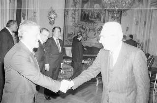 Il Presidente della Repubblica Francesco Cossiga riceve la visita Enrico Randone, presidente delle Assicurazioni Generali, con gli esponenti della Compagnia e una rappresentanza del Circolo nautico della Società