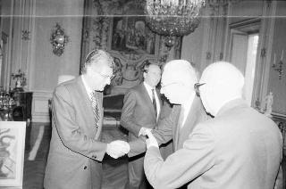 Il Presidente della Repubblica Francesco Cossiga riceve la visita Enrico Randone, presidente delle Assicurazioni Generali, con gli esponenti della Compagnia e una rappresentanza del Circolo nautico della Società