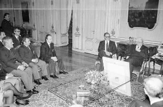 Il Presidente della Repubblica Francesco Cossiga riceve la visita Enrico Randone, presidente delle Assicurazioni Generali, con gli esponenti della Compagnia e una rappresentanza del Circolo nautico della Società