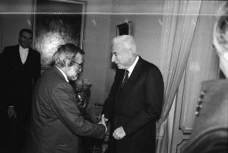 Il Presidente della Repubblica Francesco Cossiga incontra l'on. Enrico Ferri, ministro dei lavori pubblici, per presentare la nuova rivista "Territorio"