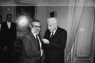 Il Presidente della Repubblica Francesco Cossiga incontra l'on. Enrico Ferri, ministro dei lavori pubblici, per presentare la nuova rivista "Territorio"