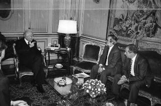 Il Presidente della Repubblica Francesco Cossiga incontra l'on. Enrico Ferri, ministro dei lavori pubblici, per presentare la nuova rivista "Territorio"