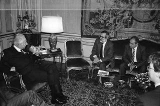 Il Presidente della Repubblica Francesco Cossiga incontra l'on. Enrico Ferri, ministro dei lavori pubblici, per presentare la nuova rivista "Territorio"