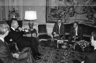 Il Presidente della Repubblica Francesco Cossiga incontra l'on. Enrico Ferri, ministro dei lavori pubblici, per presentare la nuova rivista "Territorio"