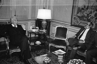 Il Presidente della Repubblica Francesco Cossiga incontra l'on. Enrico Ferri, ministro dei lavori pubblici, per presentare la nuova rivista "Territorio"
