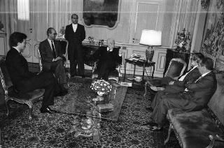 Il Presidente della Repubblica Francesco Cossiga incontra l'on. Enrico Ferri, ministro dei lavori pubblici, per presentare la nuova rivista "Territorio"