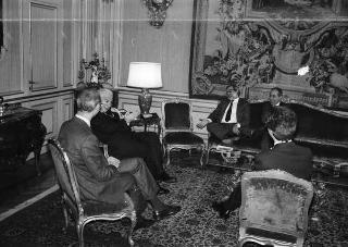 Il Presidente della Repubblica Francesco Cossiga incontra l'on. Enrico Ferri, ministro dei lavori pubblici, per presentare la nuova rivista "Territorio"