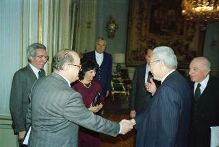 Il Presidente della Repubblica Francesco Cossiga riceve in udienza l'Ambasciatore Egidio Ortona, autore del libro "Anni d'America",  3° volume, con gli esponenti della Casa editrice "Il Mulino", per presentare l'opera