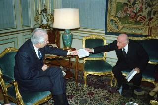 Il Presidente della Repubblica Francesco Cossiga riceve in udienza l'Ambasciatore Egidio Ortona, autore del libro "Anni d'America",  3° volume, con gli esponenti della Casa editrice "Il Mulino", per presentare l'opera