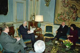 Il Presidente della Repubblica Francesco Cossiga riceve in udienza l'Ambasciatore Egidio Ortona, autore del libro "Anni d'America",  3° volume, con gli esponenti della Casa editrice "Il Mulino", per presentare l'opera