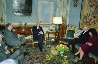 Il Presidente della Repubblica Francesco Cossiga riceve in udienza l'Ambasciatore Egidio Ortona, autore del libro "Anni d'America",  3° volume, con gli esponenti della Casa editrice "Il Mulino", per presentare l'opera
