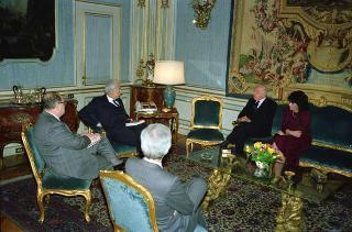 Il Presidente della Repubblica Francesco Cossiga riceve in udienza l'Ambasciatore Egidio Ortona, autore del libro "Anni d'America",  3° volume, con gli esponenti della Casa editrice "Il Mulino", per presentare l'opera